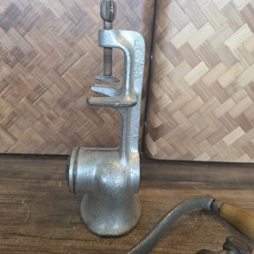 Vintage Cast Iron Universal Food Grinder #2‎ Meat Grinder Table Top Made in USA